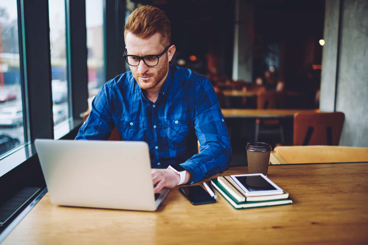 Homme en freelance travaillant depuis un café