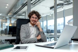 Indépendant assis à son bureau