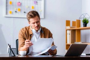 Un chef de projet web en freelance en train de travailler