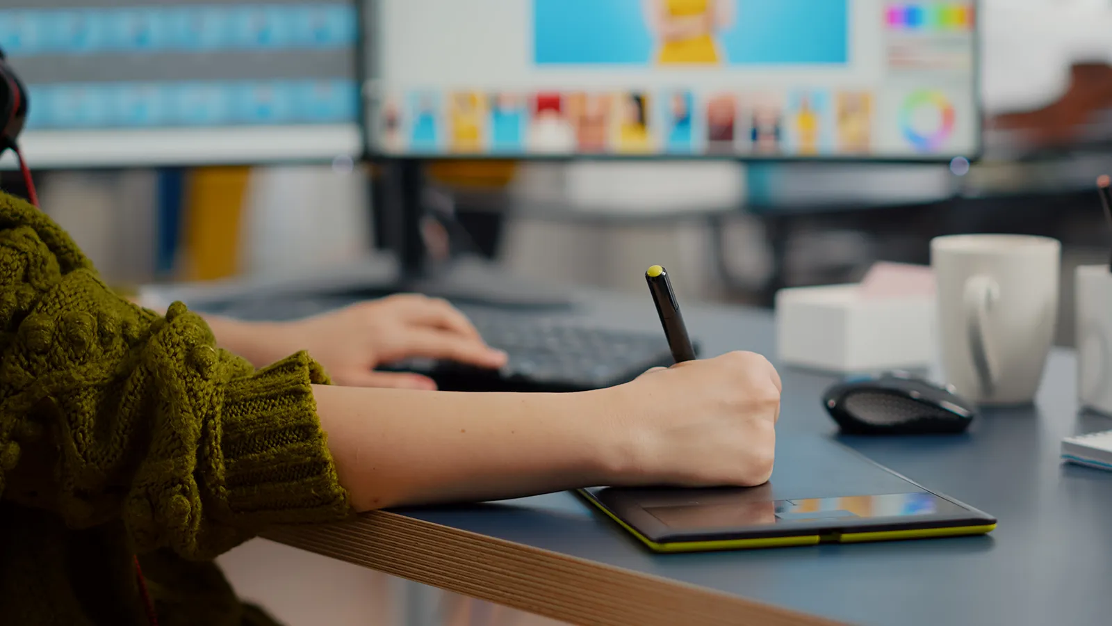 Graphiste en portage salarial en train de dessiner sur une tablette graphique