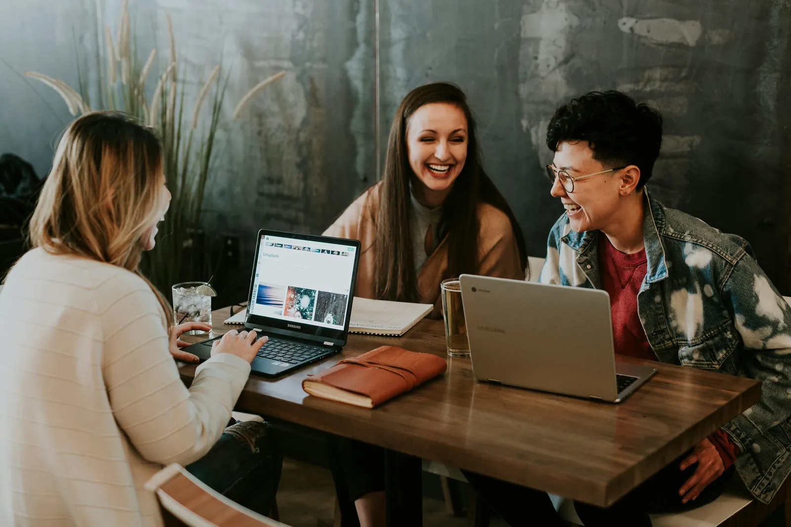 freelance qui travaillent dans un espace de coworking